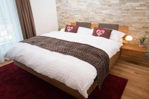 赫尔吉斯维尔罗格里酒店的一间卧室设有一张带砖墙的大床