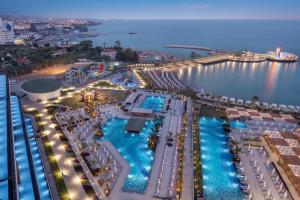 欧库卡拉Mylome Luxury Hotel & Resort - Ultra All Inclusive的享有度假村游泳池的空中景致