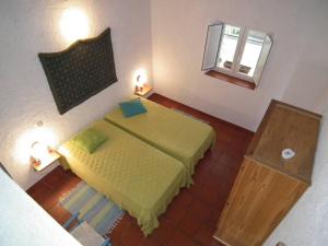 奥德米拉Arneiro de Valverde - Nature & Magical Sunset的一间卧室设有黄色的床和窗户。