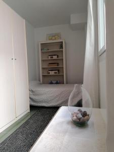 滨海罗克塔斯Apartamento ROQUETAS DE MAR MUY CERCA PLAYA的一间设有一张床和一碗岩石的房间