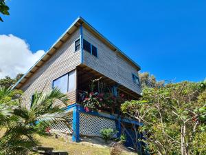 SauteursAlmost Paradise Cottage Retreats的花房边的花房