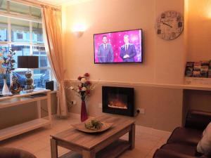 布莱克浦海鸥旅馆的客厅设有壁炉和墙上的电视
