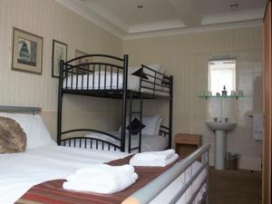 布莱克浦海鸥旅馆的一间卧室配有双层床和毛巾