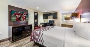 阿兰瑟斯港Ocean's Edge Hotel, Port Aransas,TX的酒店客房设有一张大床和一台电视机。