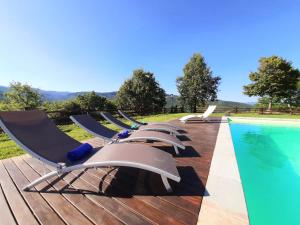 SalutioVilla Galearpe with private pool in Tuscany的游泳池旁的一排躺椅