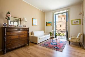 巴勒莫Cathedral View Apartments的客厅配有白色沙发和梳妆台