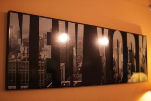 巴塞罗那纽约旅馆的城市的黑白照片