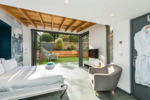 Garden Rooms Edinburgh客房内的一张或多张床位