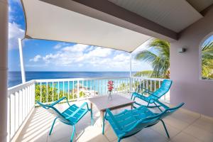 威利布罗德Coral Estate Luxury Resort的一个带桌椅的海景阳台