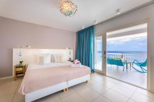威利布罗德Coral Estate Luxury Resort的一间卧室配有一张床,享有海景