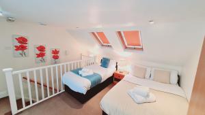 查塔姆Cedar Villa - Perfect For Longer Stays的一间卧室设有两张床和两个窗户。