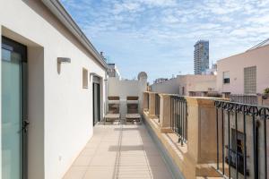 阿利坎特Arenal Suites Alicante的享有建筑景致的阳台