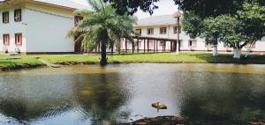 贝伦维拉黎加贝伦酒店的楼前有池塘的房子