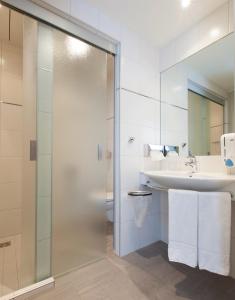 蒙德塞兰泽艾特蒙德西汽车酒店的带淋浴和盥洗盆的浴室