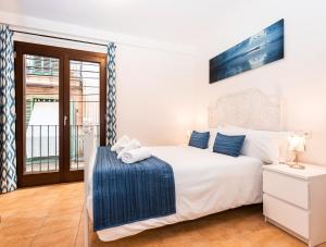 马略卡岛帕尔马Mallorca Suites - Turismo de Interior的卧室配有白色的床和窗户。