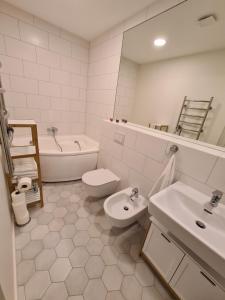 斯文托伊Sea View Apartment Elija的浴室配有盥洗盆、卫生间和浴缸。
