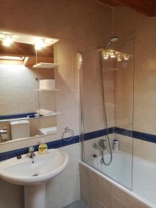 阿维拉Dúplex Vallespín的浴室配有盥洗盆、淋浴和盥洗盆。
