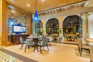 恩塞纳达港Torre Lucerna Hotel Ensenada的一间带桌椅的用餐室