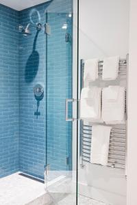 波特兰Best Bower的浴室设有蓝色瓷砖玻璃淋浴间