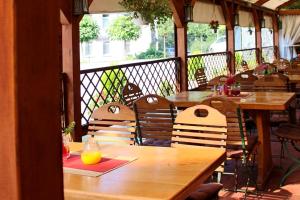 比克堡Jetenburger Hof的阳台餐厅,配有木桌椅