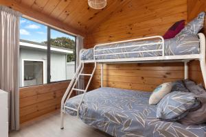 Bream Bay Sands - Ruakaka Holiday Home客房内的一张或多张双层床