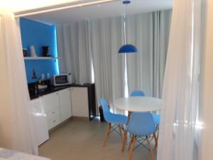 巴西利亚HOTEL GARVEY Quarto 321的客房配有桌椅和书桌。