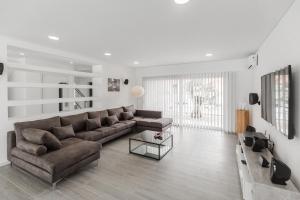 MariquiteiraChill House - Luxury house的客厅配有沙发和桌子