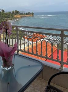 科罗尼Sofotel的海景阳台上的桌子