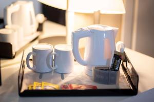 佩鲁贾贝斯特韦斯特昆特洛托利酒店的盘子,桌子上放着两个咖啡杯