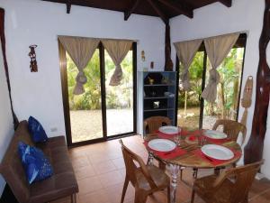 萨玛拉Villas jungle 5的一间带桌椅的用餐室和一间房间