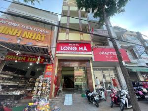 芹苴Khách sạn Long Hà的一群摩托车停在他们前面的商店