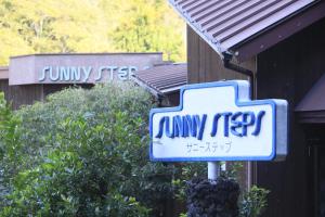 下田Welcome Inn SunnySteps的建筑物上一个金字塔标志的标志