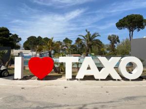 滨海阿热莱斯雷平塔克松露营酒店的吻标志前的红心