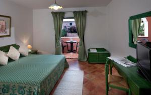 卡拉·利贝罗托Residence Sos Alinos的一间卧室配有一张床、一张桌子和一个窗户。