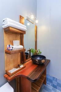 归仁KoiKing Homestay Quy Nhơn的浴室配有带水槽和镜子的木制台面