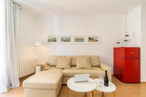 阿尔么丽亚Trendy Homes Almería的客厅配有沙发和桌子