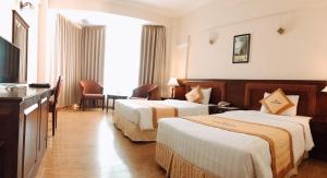 格卢市社楚罗西贡吉姆林度假酒店的酒店客房设有两张床和电视。