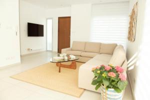 拉纳卡Touch Blue Residences的客厅配有沙发和桌子