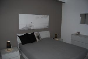 马斯卡利Focu e Mari的一间卧室配有一张带2个床头柜的大床