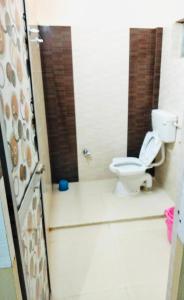 BalasoreHotel Nishi的浴室设有淋浴间和卫生间。