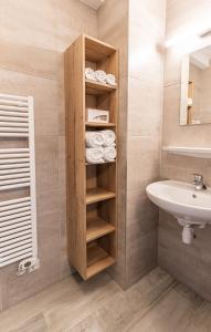 斯哈伦代克Boutique Resort Schaardijk vakantiewoning的浴室配有盥洗盆、卫生间和毛巾。