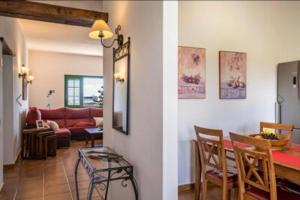 蒂纳霍Finca la costa的客厅配有红色的沙发和桌子
