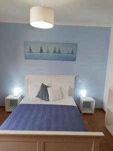 丰沙尔FX Pena的卧室配有一张床,墙上有2艘帆船