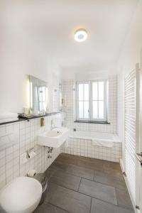 科布伦茨Altstadt Hotel & Café Koblenz的白色的浴室设有卫生间和水槽。
