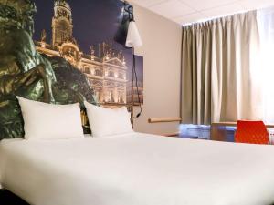 里昂宜必思里昂热尔兰梅里厄酒店的酒店客房 - 带一张大床和两个枕头