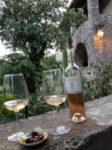 ChameGite des Gorges de l'Ardèche的桌子上放有一瓶葡萄酒和两杯酒
