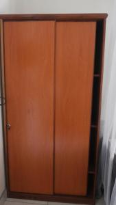 MoyoNasera Suites Hotel的木柜,有门在房间