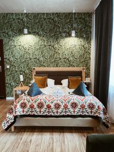 扎科帕内Dworek Zakopane的一间卧室配有一张带花卉床罩的床