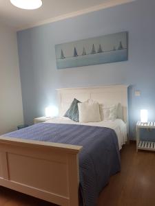 丰沙尔FX Pena的一间卧室配有一张床铺,上面有小船画