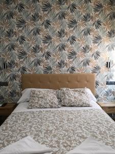 塞哥维亚胡安布拉沃旅馆的一张带两个枕头和墙壁的床